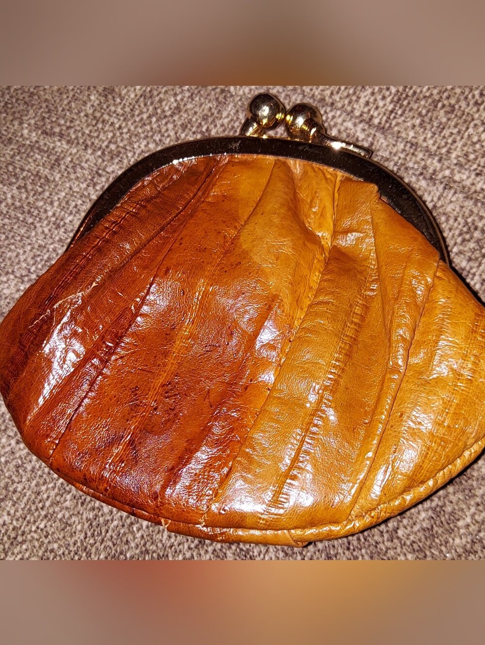 Women's Two-Tone Tan Kiss-Lock Coin Purse - Picture 1 of 3